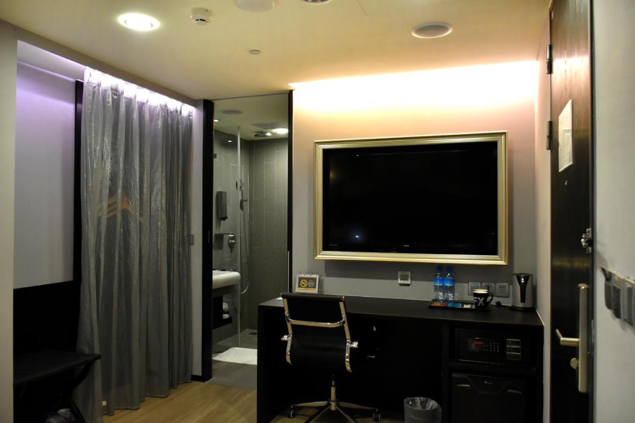 FX Hotel Tainan Buitenkant foto
